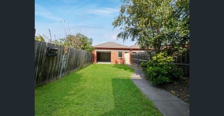 Spacious 4-Bedroom Townhouse with Double Garage - Photo 2