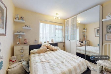 3 bedroom semi-detached house to rent - Photo 2