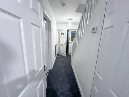 3 Bedroom House To Let - B69 - Photo 3