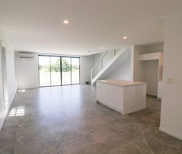 Beautifully Designed Townhouse. Rent to increase to $950.00 per wee... - Photo 3