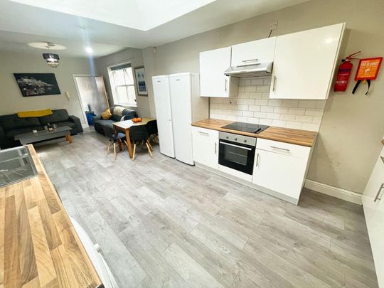 6 bedroom terraced house to rent - Photo 1