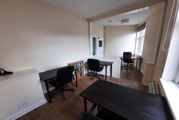 4 bedroom flat to rent - Photo 1