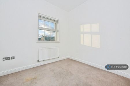 4 bedroom semi-detached house to rent - Photo 4