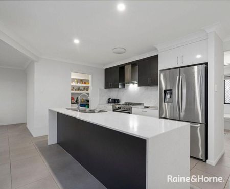 MODERN FAMILY LIVING IN BAYSIDE LOCATION - Photo 3