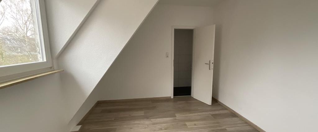 Modernisierte 4-Zimmer-Wohnung mit Gäste-WC im Dachgeschoss in Wilhelmshaven City! - Photo 1