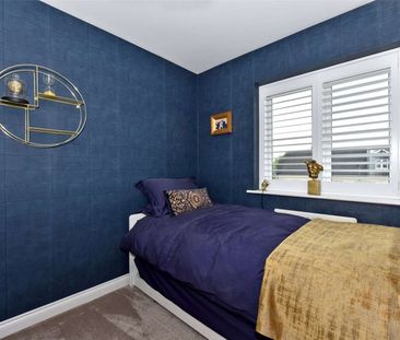 A beautifully finished town house with off-street parking and garage. - Photo 6