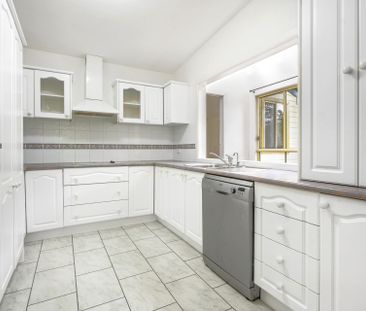 Exceptional 5-Bedroom Residence Offering Space and Comfort - Photo 6