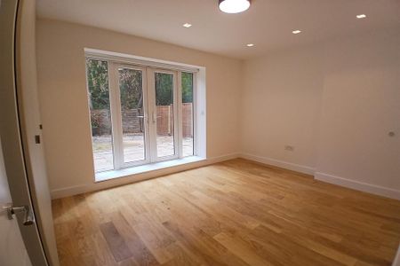 6 bedroom detached house to rent - Photo 3