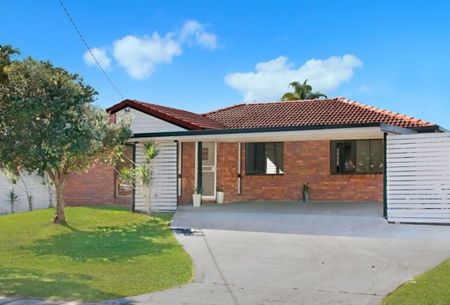 Charming three-bedroom family home - Photo 2