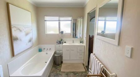 Sunny brick home - Photo 5