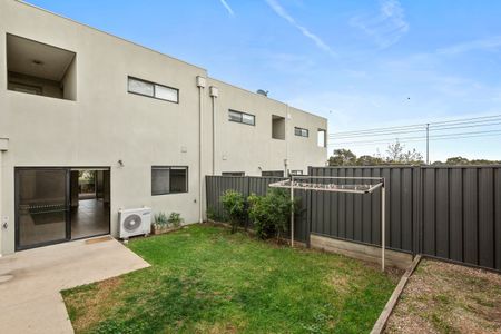 Stunning 3-Bedroom Home in Greenvale - Photo 2