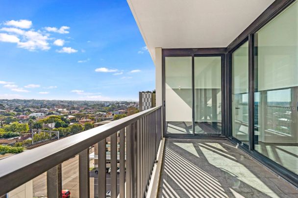 BRIGHT & SPACIOUS 1 BEDROOM APARTMENT WITH CITY VIEWS - Photo 1