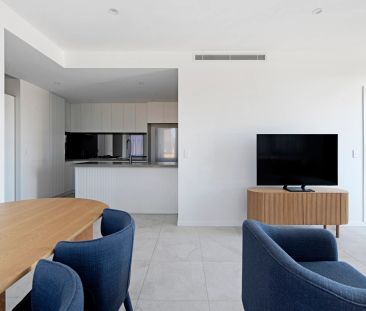 Stunning Three bedroom Apartment - Photo 2