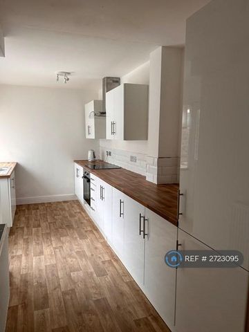 3 bedroom terraced house to rent - Photo 2