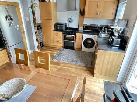 2 bedroom semi-detached house to rent - Photo 3