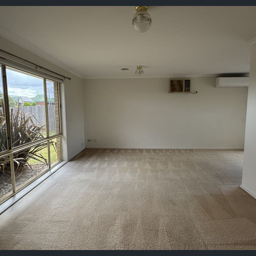 Large 4 Bedroom House - Photo 1