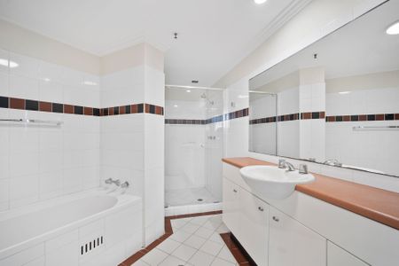 Newly Updated Coastal Apartment in Prime Cronulla Location - Photo 4