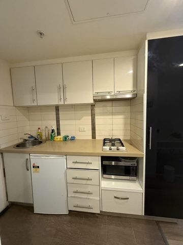 Furnished 1-Bedroom Apartment in Prime North Melbourne Location – Ideal City-Fringe Living - Photo 2