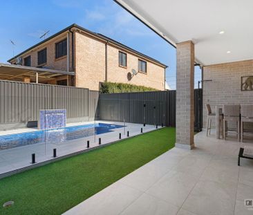 Four Bedroom Duplex with Pool - Photo 4