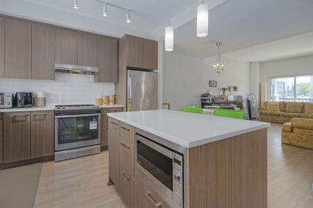 Spacious Townhouse in Allwood – Cat Friendly - Photo 3