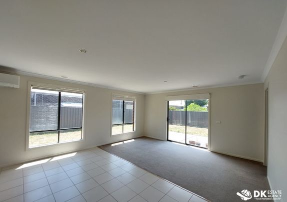 Spacious House with excellent Location in Tarneit - Photo 1