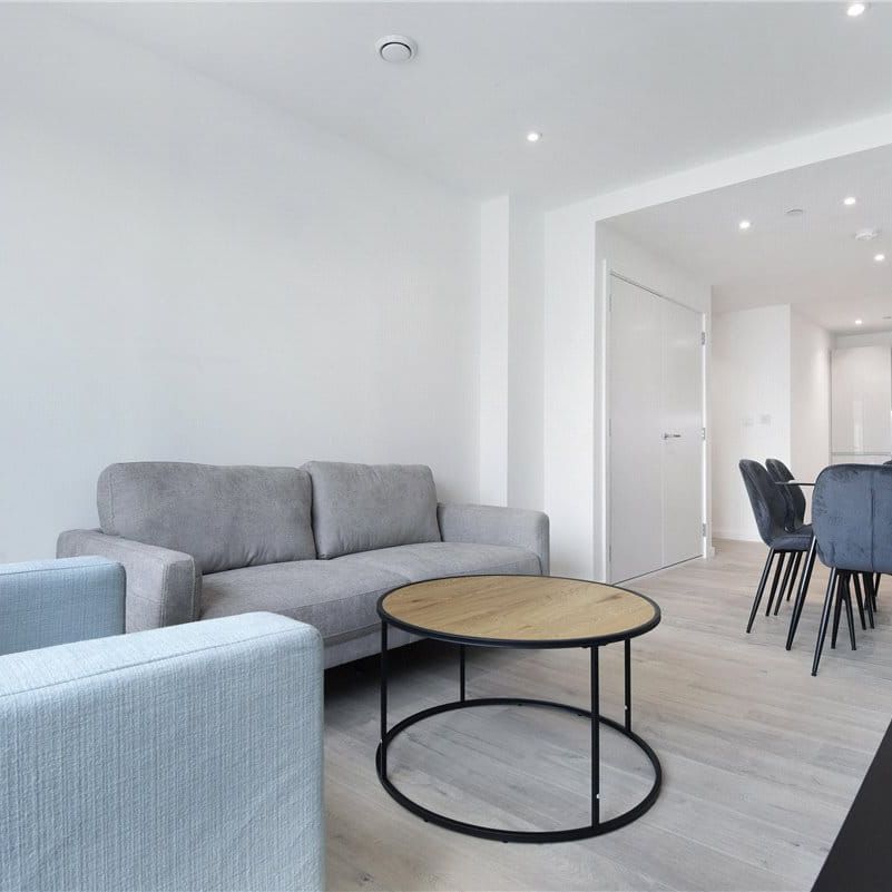 This contemporary two bedroom apartment with roof terrace is located within Wallbrook Gardens, a beautiful development benefitting from exceptional on-site amenities, communal gardens and only a 6-minute walk to Canning Town Station. - Photo 1