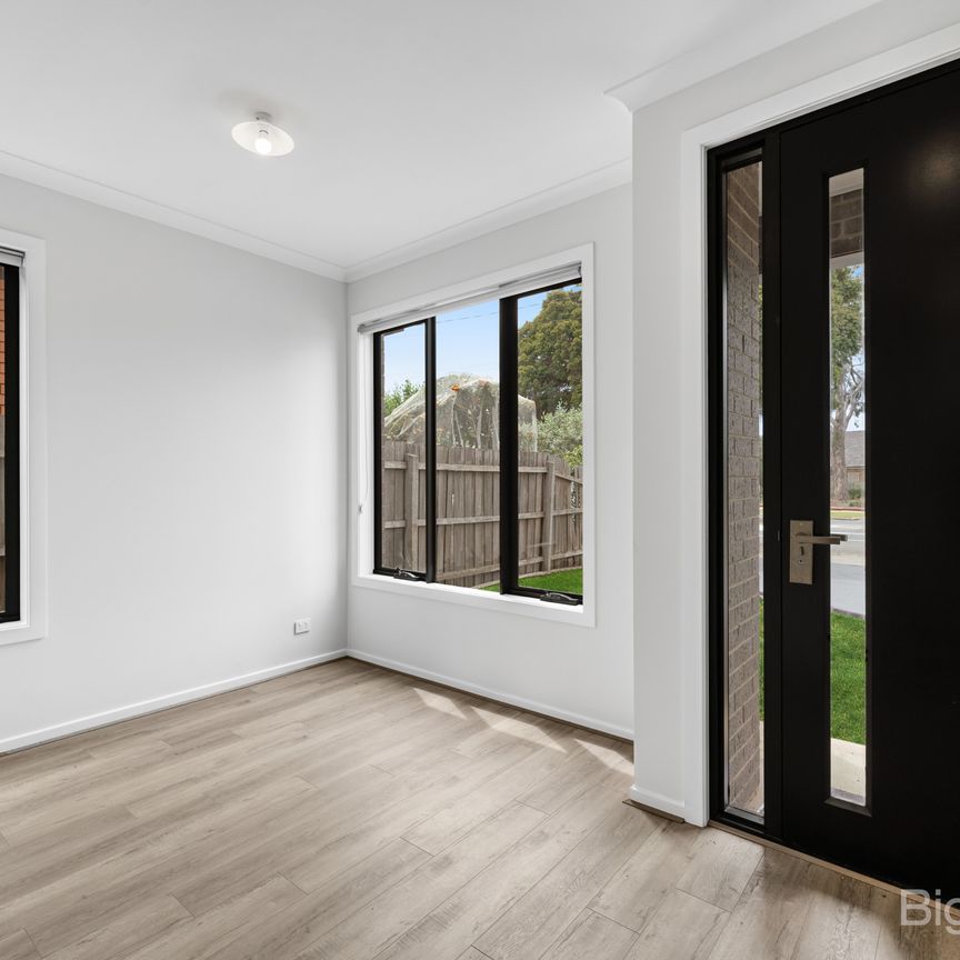 Stylish, low-maintenance living in a prime location! - Photo 1