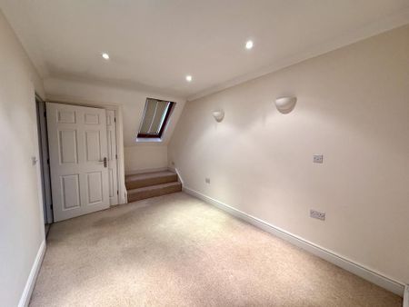 4 bedroom link detached house to rent - Photo 4