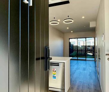 Newly 2 bedrooms plus 1 study room Townhouse - Photo 1