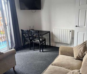 Ensuite // High Street // Bed Apartment // July, LN5 - Photo 1