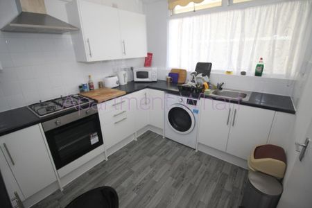 1 bedroom in a flat share to rent - Photo 3