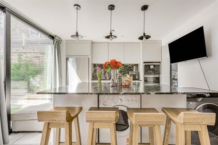 3 bedroom mews to rent - Photo 4