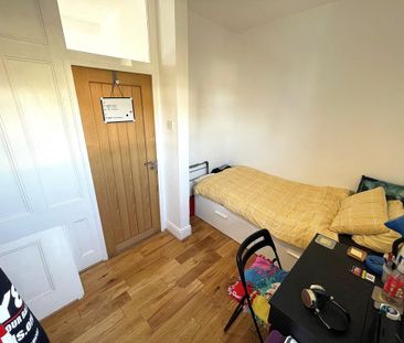 6 bedroom semi-detached house to rent - Photo 1