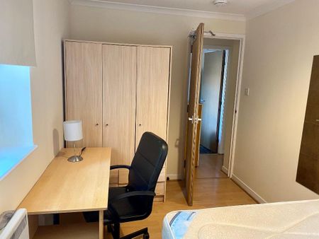 3 bedroom flat to rent - Photo 4