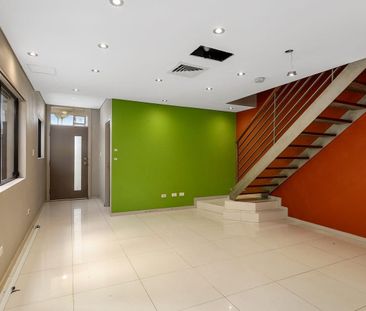 Stylish 3-Bedroom Duplex for Rent in Earlwood - Photo 5