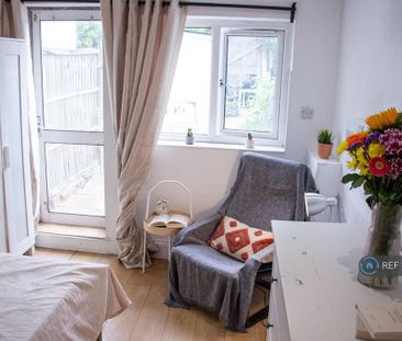 1 bedroom in a house share to rent - Photo 4