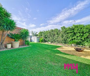 FOUR BEDROOM FAMILY HOME! - Photo 4