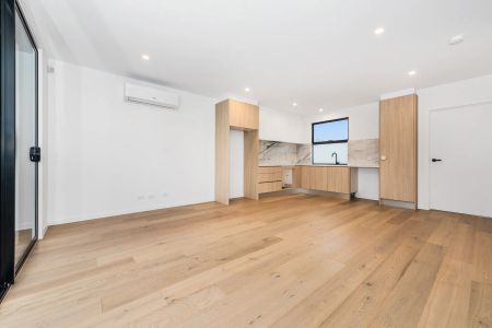 Ultra-modern home close to everything! - Photo 3