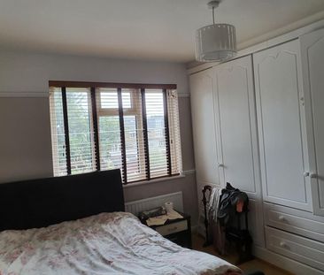 4 Bed Terraced House, Spearpoint Gardens, IG2 - Photo 3