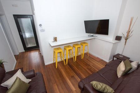 COZY FOUR BEDROOM APARTMENT. - Photo 2