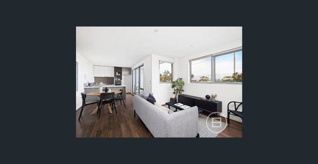 Modern Two-Bedroom Apartment over 2 Levels. - Photo 1