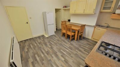 4 bedroom House in Beechwood Grove BED), Leeds - Photo 4