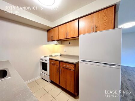 Large ALL INCLUSIVE 2 Bed 1 Bath Main Floor Unit Minutes from University of Windsor - Photo 4