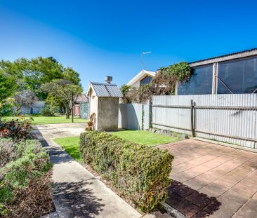 Open the Door to character and small town atmosphere - Photo 2