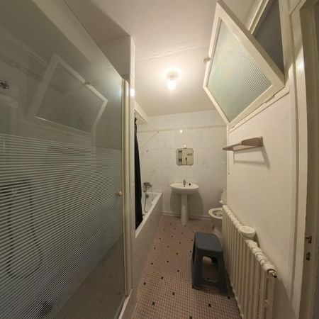 Location Appartement 4 pièces 114m² CHATELLERAULT 86100 - Photo 3