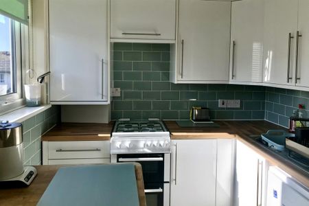 2 bedroom retirement property to rent - Photo 5