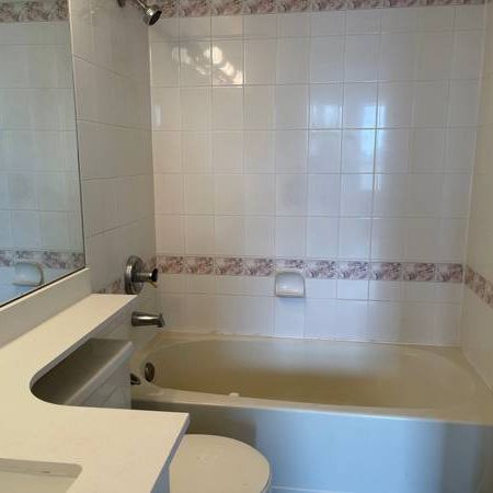 Renovated 1 bedroom on 7th floor - 3 mintues to Joyce skytrain station - Photo 3