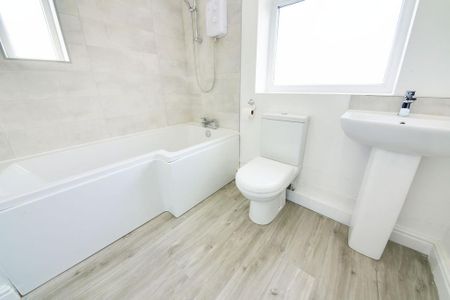 3 bedroom semi-detached house to rent - Photo 2
