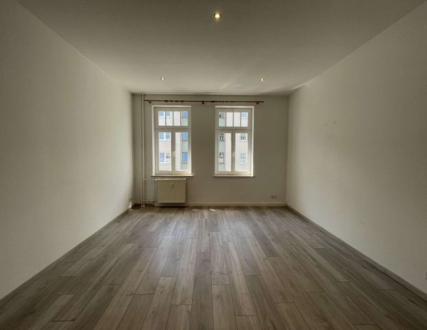 Sanierte 3 Raumwohnung mit großem Balkon in zentraler Lage! - Photo 1