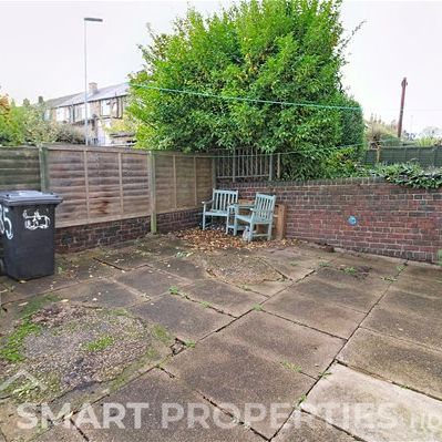 Blackmoorfoot Road, Crosland Moor, Huddersfield - Photo 1